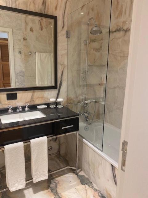 Solar Do Requeijo By Luna Hotels & Resorts 아르코스 데 발데베즈 외부 사진 A shower enclosure with a sliding door